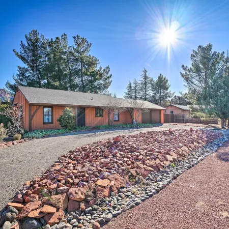 1 Mi to Cathedral Rock Trailhead: Home w/ Sunroom