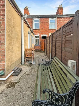 Perfect Town Location – Spacious 3-Bedroom Townhouse with Garden in Grantham! Отели в г. Грантем