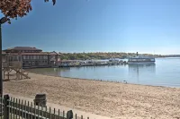 Luxe Lake Geneva Retreat in Downtown! - موقف سيارات