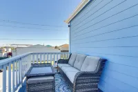 Galveston Getaway w/ Shared Yard, Walk to Seawall!