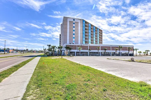 Spacious Biloxi Getaway w/ Pools & Beach Access! - balcony