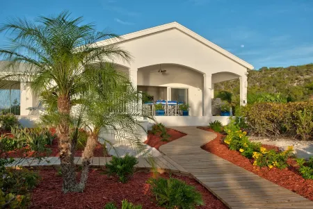 Coconut Beach Villa! Beachfront! Private Pool! Couples or Families! Great Value! Отели рядом с достопримечательностью «Turks and Caicos Island»