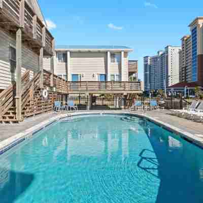 2BR Retreat with Pool, Near Beach and The Hangout Fitness & Recreational Facilities