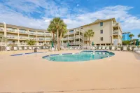 Ocean Views + Pool Access: Hilton Head Getaway - Villas