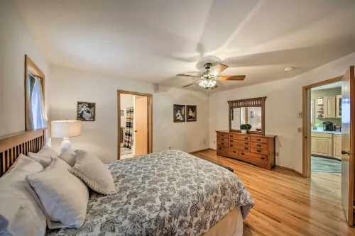 Montana Home on 5 Acres Near Lake Koocanusa! - parking