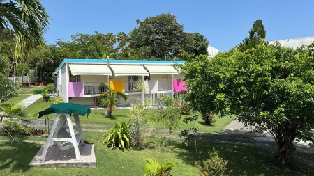 3 min from the beach! Lovely single-storey Ixora rental with terrace and balcony