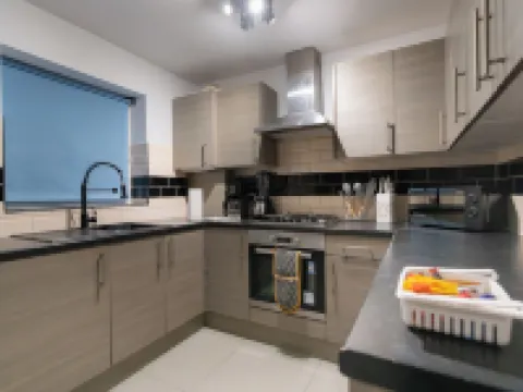 D'Luxe 5-Bed House - Sleeps 12 & Private Parking Hotels in Isleworth