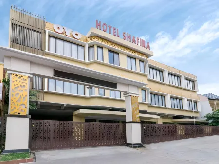 Shafira Hotel Yogyakarta Отели в г. Gedong Tengen