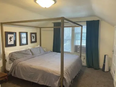 Downtown Crown Jewel w/fireplace & amazing porch Отели рядом с достопримечательностью «Библиотека Натрона»