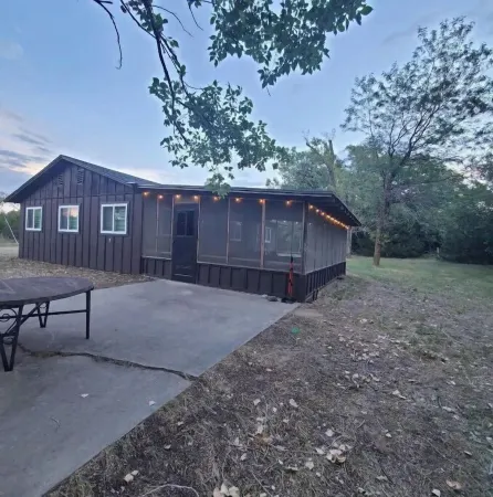 Cozy One-Bedroom Cabin on Peaceful 38 Acres Отели в г. Медора