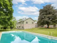 Game Farm Villa by Avantstay 10Bdr, Private Pond, Spa, Pool Family-Friendly Hotels in Catskill
