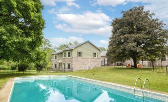 Game Farm Villa by Avantstay 10Bdr, Private Pond, Spa, Pool Family-Friendly