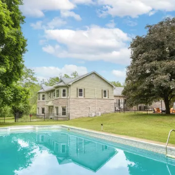 Game Farm Villa by Avantstay 10Bdr, Private Pond, Spa, Pool Family-Friendly