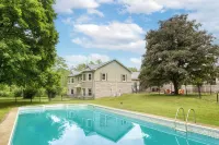 Game Farm Villa by Avantstay 10Bdr, Private Pond, Spa, Pool Family-Friendly