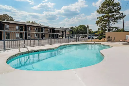 Super 8 by Wyndham Daleville/Fort Novosel