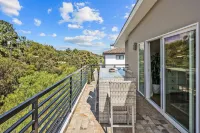 Beautiful Hollywood Hills Villa - Heated Pool, BBQ, Hollywood Sign Views