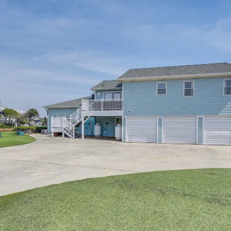 Bright Kitty Hawk Home w/ Hot Tub, Walk to Beach!