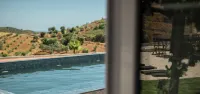 Portugals Infinity Eco Suite Resort - غرفة مطلة على الجبل
