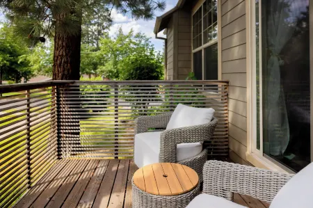 Charming Bend Sanctuary for 6! Отели рядом с достопримечательностью «Хай Десерт Музеум»