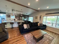 The Octopus Den! Cozy 3bd 2bth sleeps 8!