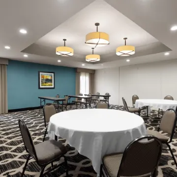 La Quinta Inn & Suites by Wyndham Columbus - Edinburgh