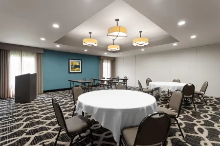 La Quinta Inn & Suites by Wyndham Columbus - Edinburgh