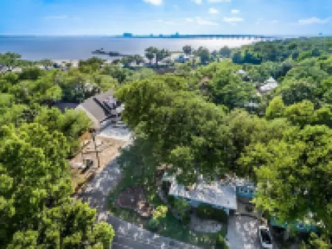 The King Suite - perfect location in Ocean Springs. Only 1 block to Front Beach! Hotels in Ocean Springs