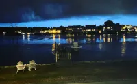 Riverbed, Romantic Waterfront Suite, walk to town<br><br>