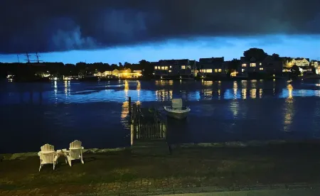 Riverbed, Romantic Waterfront Suite, walk to town<br><br>