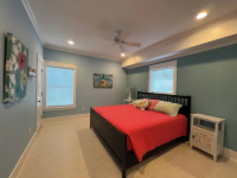 Spacious Beachfront 4-bedroom house in fabulous Surfside Beach with tiki bar