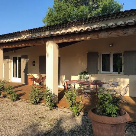 Maison en Campagne Arlésienne Avec Piscine