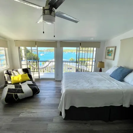 Beautiful ocean view 4-bedroom house with AC in the island of Culebra PR