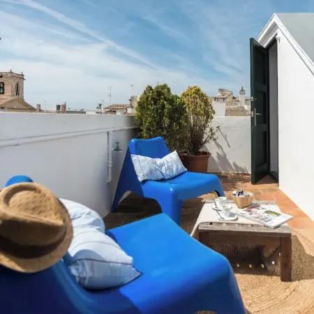 Exclusive boutique apartment with swimming pool, paddle tennis court and beach 2 minutes away.