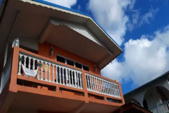 Cozy 2-Bedroom Retreat in Soufrière with Relaxing Ambiance and Scenic Views โรงแรมใน
