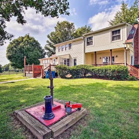 Remodeled Historic Farmhouse ~ 20 Mi to KC!