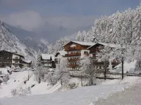 Hotel des Alpes Hotels near Lake Sorapis