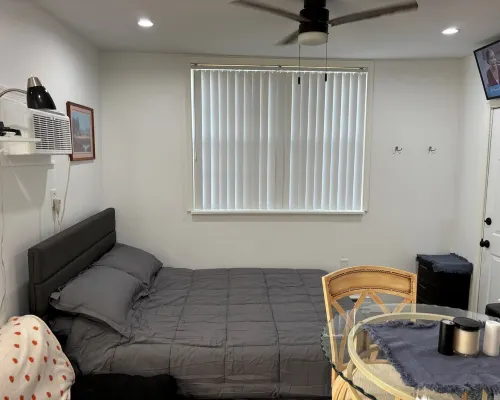 Charming 1-bedroom cottage with AC, WiFi in downtown Hanover, PA โรงแรมในฮันโนเวอร์