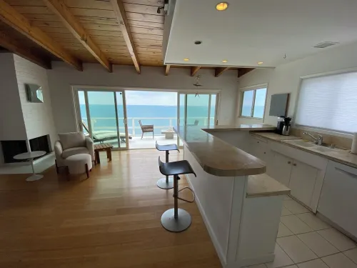 LUXE 2-bedroom Malibu apartment on the sand