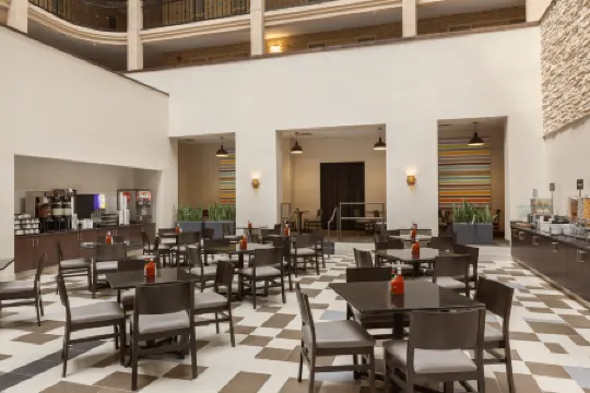 Embassy Suites by Hilton Baton Rouge Отели рядом с достопримечательностью «Брекс Блубоннет Суомп Нейчер Сентер»