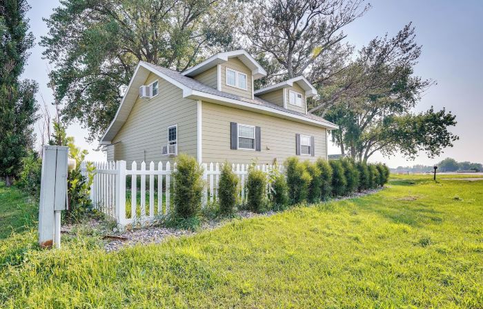 Waterfront Lake Poinsett Retreat w/ Fire Pit!