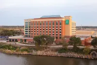 Embassy Suites by Hilton East Peoria Riverfront Hotel & Conference Center - parking