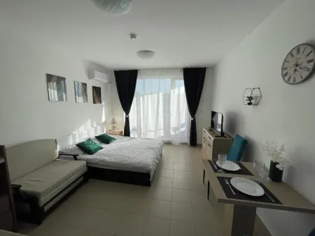 Admiral Plaza Studio With Pool View Отели в г. Санни-Бич