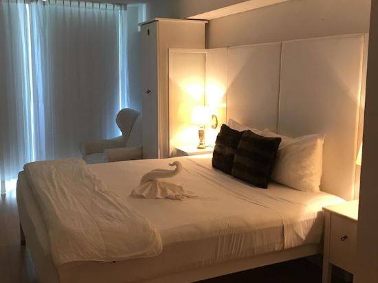 Modern Studio + Free Parking+GYM, Desk + Brickell Living