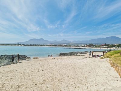 'Die Braaihuis'- Sleeps 6, Large Veranda, Sea Views, Central and Fabulous!
