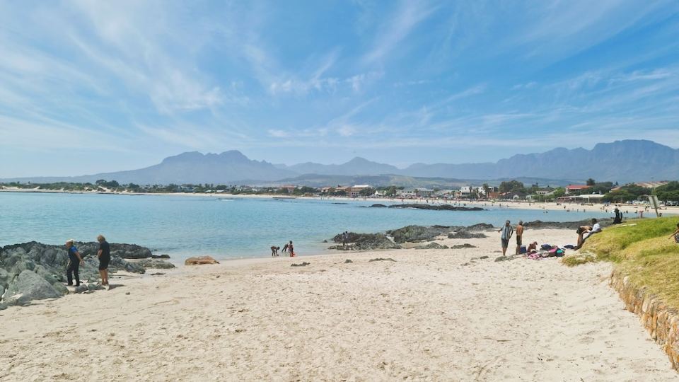 'Die Braaihuis'- Sleeps 6, Large Veranda, Sea Views, Central and Fabulous!