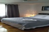 Chic 1-bedroom apartment in fabulous Toronto with AC, WiFi Hotels in Scarborough