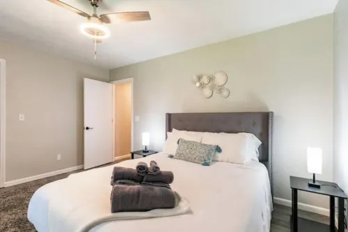 Top-rated gem: Games, coffee, & ample space for 4 Hotels in Belleville