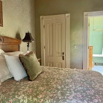 2 bedroom Waterfront Victorian Apartment