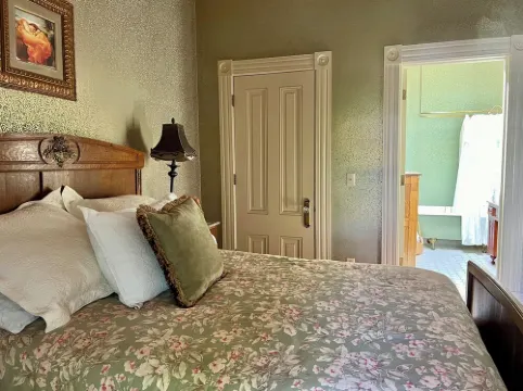 2 bedroom Waterfront Victorian Apartment