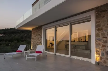 Traumvilla mit Blick auf die Bucht von Navarino - 5 min zum Strand und Golfplatz Отели рядом с достопримечательностью «Rimon Reza»